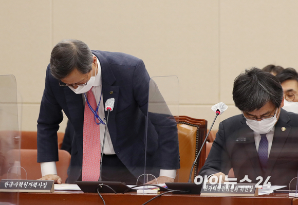 정재훈 한국수력원자력 사장이 국정감사에서 고개를 숙이고 있다.
