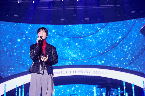 도경수가 아시아 투어 'DO it!'의 앙코르 콘서트에서 팬들을 만나고 있다. [사진=컴퍼니수수]