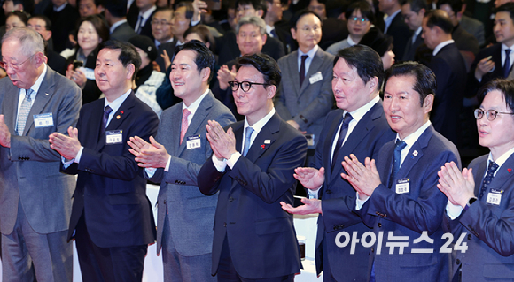 김민석(오른쪽 세 번째) 국무총리와 최태원(왼쪽 두 번째) 대한상공회의소 회장, 정청래(왼쪽) 더불어민주당 대표, 장동혁 국민의힘 대표가 2일 오후 서울 중구 대한상공회의소에서 열린 2026 경제계 신년인사회에서 떡케이크를 자르고 있다. [사진=사진공동취재단]