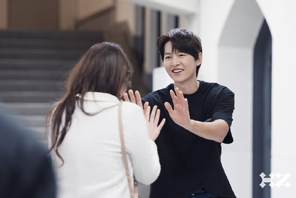 배우 송중기가 팬미팅 'Stay Happy'를 열고 팬들을 만나고 있다. [사진=하이지음스튜디오]