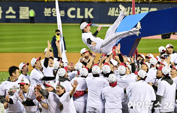 LG는 13일 잠실구장에서 벌어진 2023 신한은행 쏠 KBO KS 5차전에서 KT 위즈를 상대로 6-2로 승리를 거두고 29년 만에 한국시리즈 제패를 했다. 오지환이 헹가래를 받고 있다. [사진=곽영래 기자]