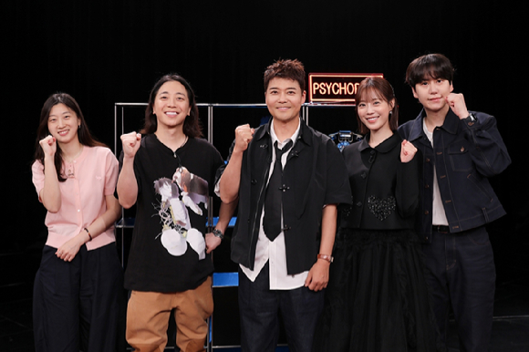 넉살-전현무-허영지-규현이 10일 온라인으로 진행된 MBN-SBS Plus '내가 만난 사이코패스' 제작발표회에서 포토타임을 갖고 있다. [사진=MBN, SBS Plus]
