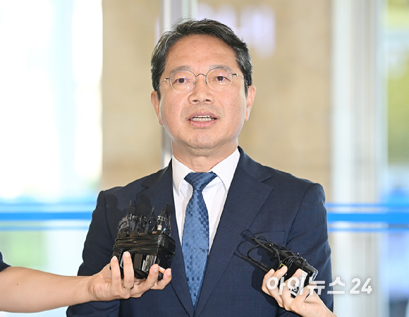 김승원 법무부 장관 후보자가 3일 오전 서울 종로구 적선현대빌딩에 마련된 인사청문회 준비사무실로 출근하고 있다. [사진=곽영래 기자]