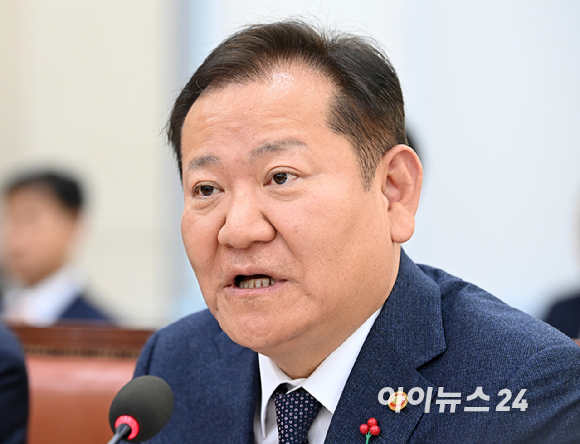 이상민 행정안전부 장관이 지난해 12월 5일 오전 서울 여의도 국회에서 열린 비상계엄 관련 행정안전위원회 전체회의에 출석해 의원 질의에 답하고 있다. [사진=곽영래 기자]