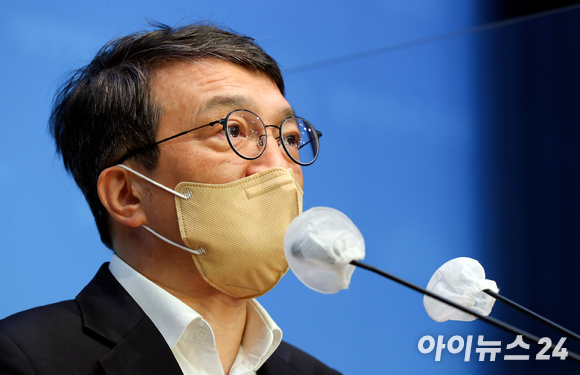 김의겸 더불어민주당 의원이 지난 4월 국회 소통관에서 기자회견을 열고 발언하고 있다. [사진=정소희 기자]