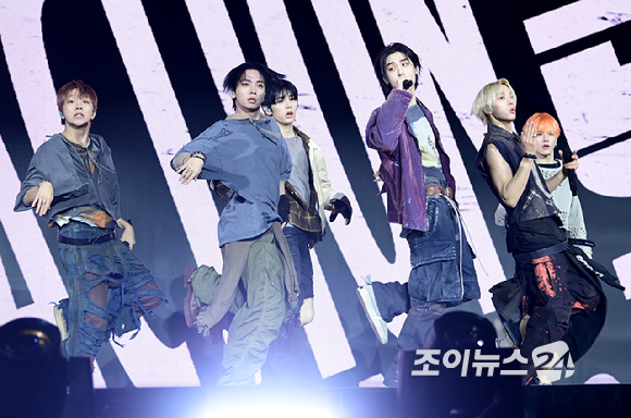 그룹 보이넥스트도어가 20일 오후 서울 강서구 KBS아레나에서 열린 보이넥스트도어(BOYNEXTDOOR) 새 앨범 '디 액션'(The Action) 쇼케이스에 참석해 타이틀곡 '헐리우드 액션' 무대를 선보이고 있다. [사진=정소희 기자]