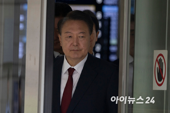 윤석열 전 대통령이 19일 서울 서초구 중앙지방법원에서 열린 내란 우두머리 혐의, 직권남용 권리행사방해 혐의 사건 4차 공판의 오전 재판 종료 후 점심 식사를 위해 나서고 있다. [사진=사진공동취재단]