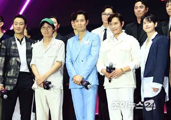 28일 오후 서울시청 앞 서울광장에서 열린 넷플릭스·서울특별시 공동주최 2025 K콘텐츠 서울여행주간 '오징어 게임​' 시즌3 피날레 이벤트에서 황동혁 감독을 비롯한 전시즌 출연 배우들이 포토타임을 갖고 있다. [사진=정소희 기자]