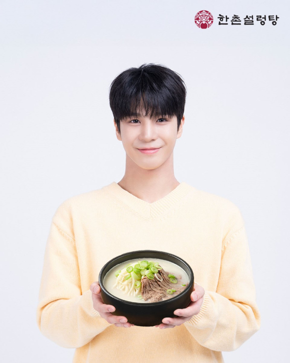 가수 정동원이 브랜드 모델로 화보 촬영에 임하고 있다. [사진=한촌설렁탕]