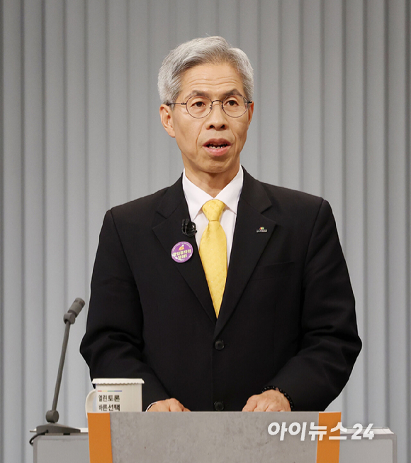 23일 서울 영등포구 KBS본관 스튜디오에서 열린 중앙선거방송토론위원회 주관 제21대 대통령선거 2차 후보자토론회 시작에 앞서 각 정당 대선 후보들이 기념촬영을 하고 있다. (왼쪽부터) 이재명 더불어민주당, 김문수 국민의힘, 이준석 개혁신당, 권영국 민주노동당 대선 후보. [사진=국회사진취재단]