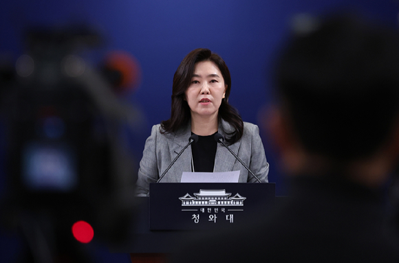 강유정 대변인이 22일 청와대 춘추관에서 캄보디아 스캠 조직 피의자 송환 관련 브리핑을 하고 있다. 2026.1.22 [사진=연합뉴스]