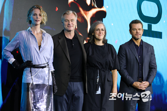 크리스토퍼 놀란 감독, 할리우드 배우 맷 데이먼, 샤를리즈 테론, 프로듀서 엠마 토마스가 3일 오전 서울 종로구 포시즌스 호텔 서울에서 진행된 영화 '오디세이'(감독 크리스토퍼 놀란) 내한 기자간담회에 참석해 포즈를 취하고 있다. [사진=문수지 기자]