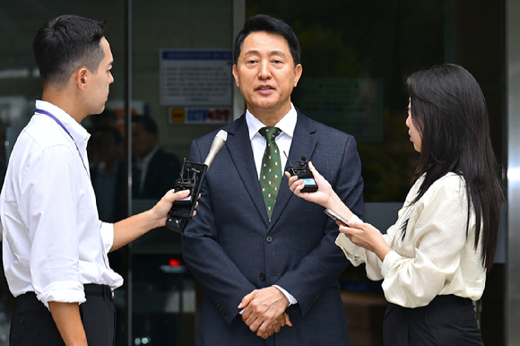 오세훈 서울시장이 22일 서울 서초구 서울중앙지방법원에서 열린 정치자금법 위반 혐의 1심 선고 공판 후 취재진의 질문에 답하고 있다. [사진=사진공동취재단]