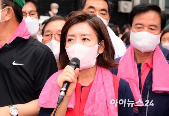 국민의힘 나경원 전 의원이 지난 11일 오전 서울 동작구 사당 2동 주민센터 앞에서 발언하고 있다. [사진=국회사진취재단]