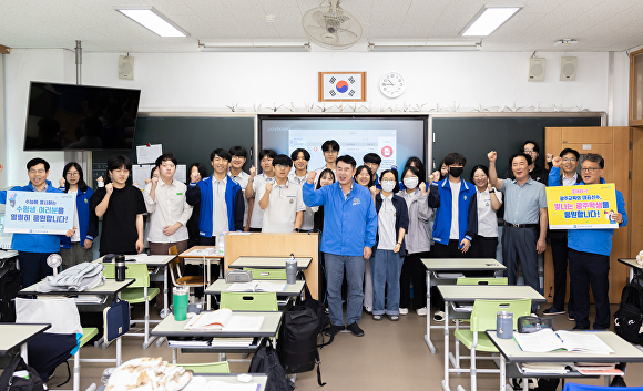 이정선 광주광역시교육감(앞줄 가운데 파란점퍼)이 '수능 D - 50일'을 맞아 일선 학교를 방문, 수험생들과 파이팅을 외치고 있다 [사진=광주광역시교육청]