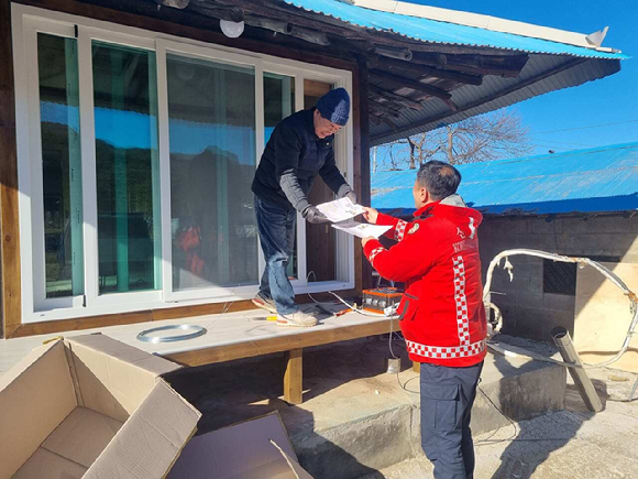 산림청 직원이 산불 예방을 위한 홍보 활동을 하고 있다. [사진=산림청]