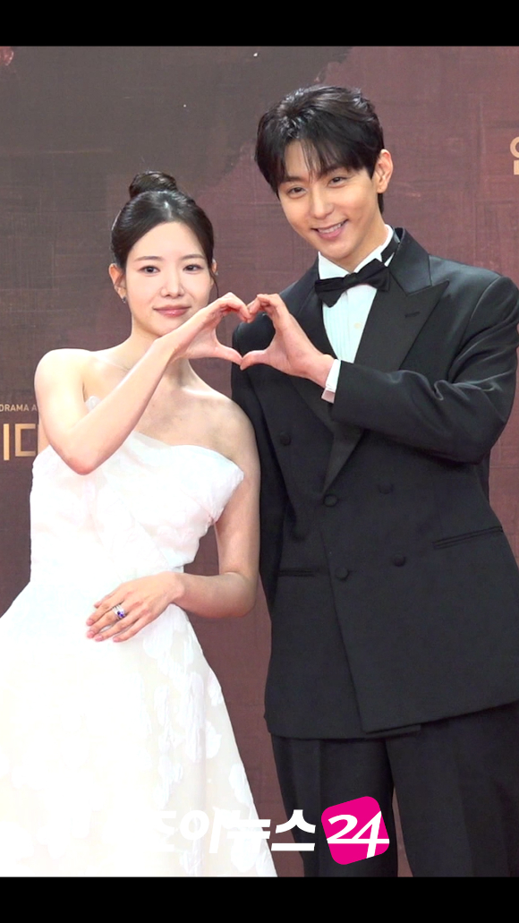 배우 하승리, 현우가 31일 오후 서울 여의도 KBS에서 열린 '2025 KBS 연기대상' 레드카펫 포토월 행사에서 포즈를 취하고 있다. [사진=문수지 기자]