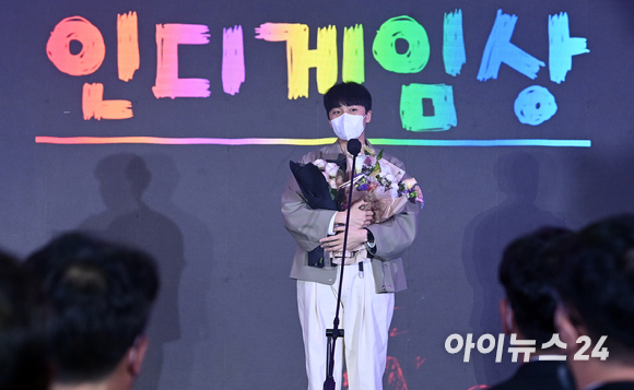 유승현 원더포션 대표가 16일 오후 부산 해운대구 우동 벡스코에서 열린 '2022 대한민국 게임대상'에서 인디게임상을 수상한 후 수상소감을 전하고 있다. [사진=김성진 기자]