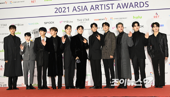 그룹 세븐틴(Seventeen)이 2일 오후 서울 강서구 화곡동 KBS아레나홀에서 진행된 '2021 Asia Artist Awards'(2021 아시아 아티스트 어워즈, AAA) 레드카펫 행사에 참석해 포즈를 취하고 있다. [사진=정소희 기자]