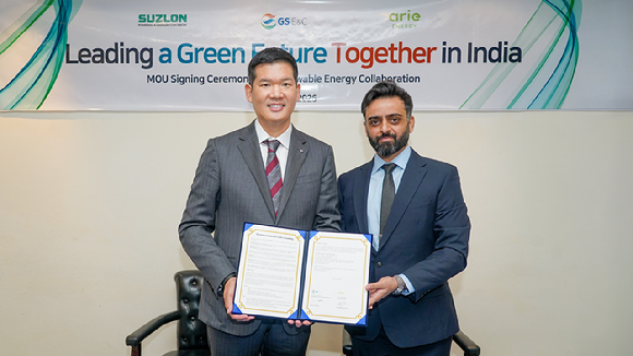20일 인도 델리에서 GS건설 허윤홍 대표(사진 왼쪽)과 아리 에너지(Arie Energy) 비슈와지트 파르마르(Vishwajitsinh Parmar) 대표가 업무협약을 체결하고 기념사진을 찍고 있다. [사진=GS건설]