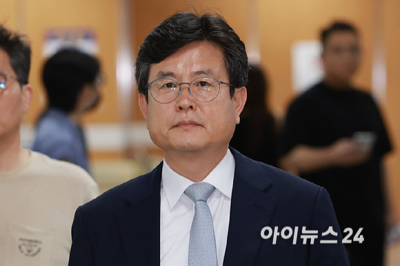 12&middot;3 비상계엄 이후 사후 계엄 선포문을 작성한 혐의로 재판에 넘겨진 강의구 전 대통령실 부속실장이 28일 오후 서울 서초구 서울중앙지방법원에서 열린 1심 선고공판에 출석하고 있다. [사진=사진공동취재단 ]