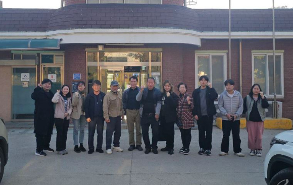 피차몬 여판통 위원장이 지난 1일 경북 봉화군 석포역 인근에서 시민사회단체 관계자들의 설명을 듣고 있다. [사진=낙동강상류환경피해주민대책위원회]