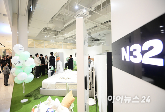 프리미엄 비건 매트리스 N32가 3월 2일 첫 'N32 데이' 행사를 개최했다. 2일 경기도 용인 기흥구 고매동 리빙파워센터 내 N32 스튜디오 기흥점에서 방문객들이 'N32 데이' 럭키드로우 행사를 즐기고 있다. [사진=정소희 기자]