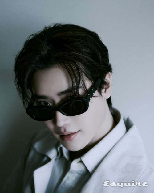 배우 이종석이 화보 촬영에서 포즈를 취하고 있다. [사진=에스콰이어]