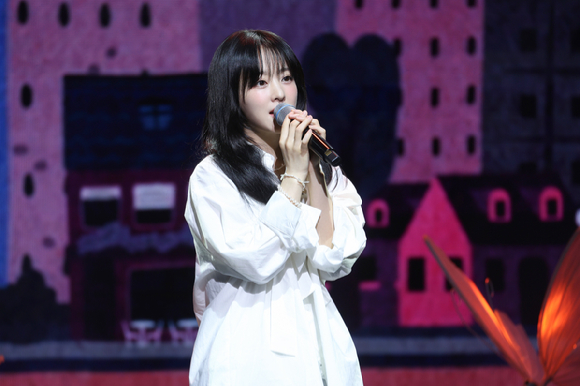 배우 박보영이 7년 만 단독 팬미팅에서 팬들을 만나고 있다. [사진=BH엔터테인먼트]