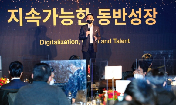 손루원 한국화웨이 CEO가 8일 서울 종로구 포시즌스 호텔에서 열린 '지속가능한 동반성장: 디지털화, 친환경 그리고 인재' 주제의 행사에서 발표를 하고 있다. [사진=화웨이]