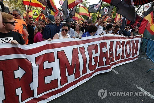 모로코에서 스페인 세우타로 몰려드는 이주민 행렬. [로이터=연합뉴스]