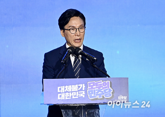 김민석 더불어민주당 신임 당 대표가 17일 대전 컨벤션센터에서 열린 제3회 더불어민주당 정기 전국당원대회에서 당 대표로 선출된 뒤 수락연설을 하고 있다. [사진=곽영래 기자]