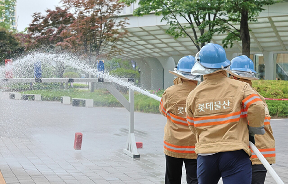 '2025 소방경진대회' 참가자들이 속도방수 경연을 펼치고 있다. [사진=롯데물산]
