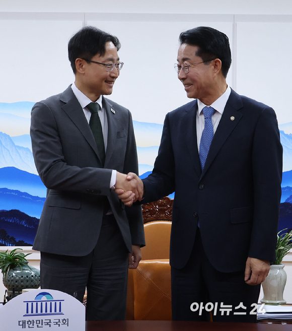 임광현 신임 대통령 비서실장이 21일 여의도 국회를 방문, 조정식 국회의장을 예방하고 있다. [사진=곽영래 기자]