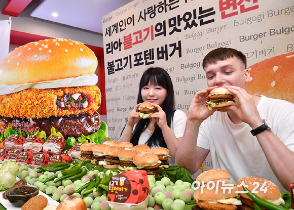 17일 서울 용산구 롯데리아 숙대입구역점에서 모델들이 신제품 '불고기포텐버거를 선보이고 있다. 불고기포텐버거는 조셉 리저우드 셰프와 공동 개발한 메뉴로 한국적인 맛과 다국적 입맛을 모두 사로 잡을 수 있도록 크리스피 불고기 토핑을 더했다. 입안에서 터지는 불고기 육즙과 깻잎 매실청 소스, 청양고추의 매콤함 등으로 다채로운 맛을 즐길 수 있는 점이 특징이다. [사진=곽영래 기자]