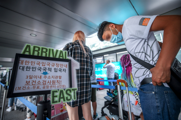 인천국제공항 1터미널 코로나19 검사센터에서 여행객들이 검사를 받기 위해 줄 서 있다.  [사진=뉴시스]