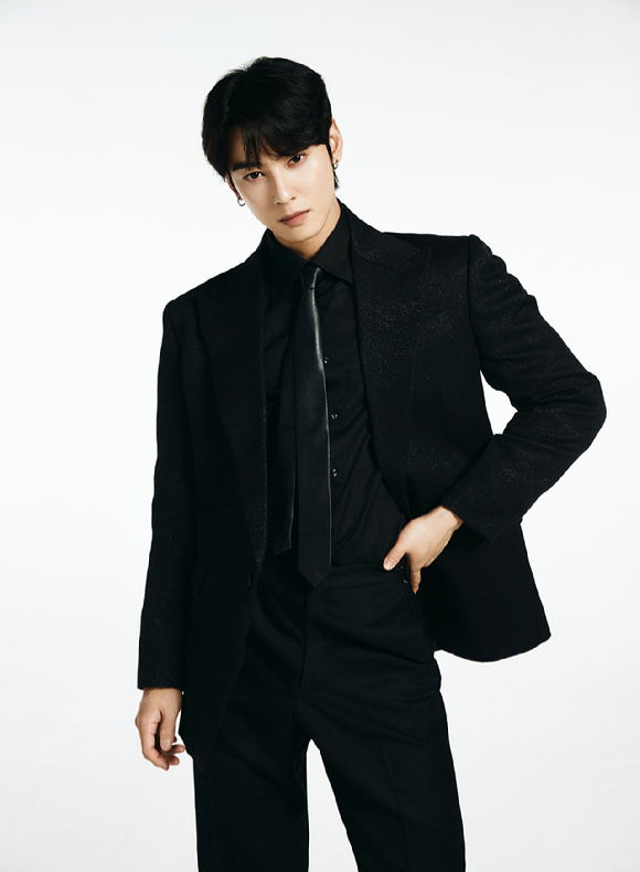 배우 차은우가 프로필 촬영에서 포즈를 취하고 있다. [사진=(주)쇼박스]