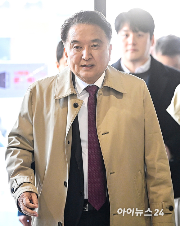 국민의힘의 컷오프(공천 배제) 통보를 받은 김영환 충북도지사가 17일 오전 서울 여의도 국민의힘 당사에서 입장을 밝히고 있다. [사진=곽영래 기자]