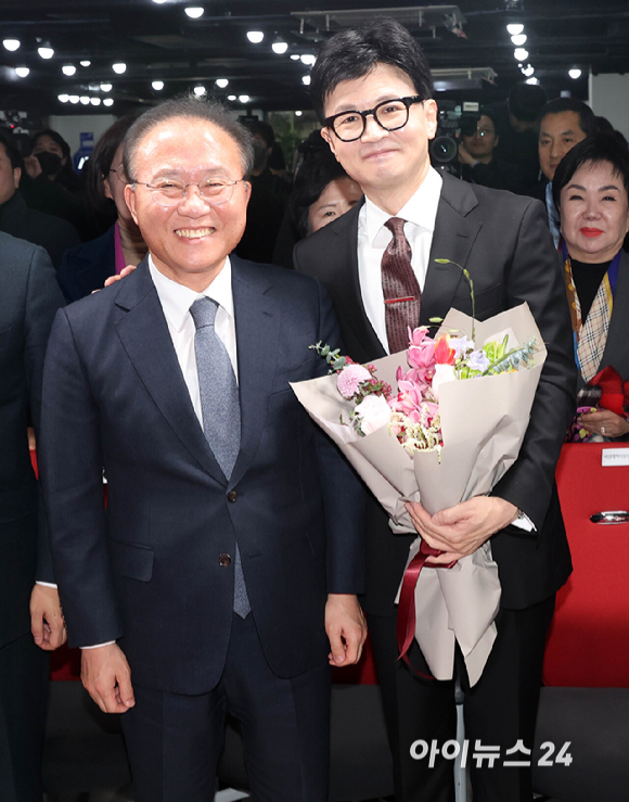 한동훈 국민의힘 비상대책위원장이 26일 오후 서울 여의도 국민의힘 중앙당사에서 입장을 발표한 후 윤재옥 당대표 권한대행과 미소를 보이고 있다. [사진=곽영래 기자]