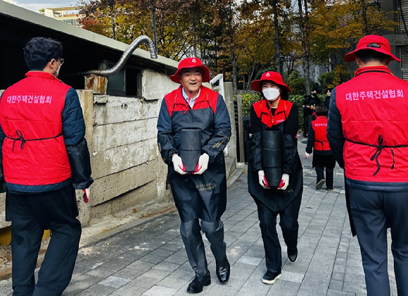 정원주 대한주택건설협회장(사진 왼쪽에서 두번째))이 21일 사랑의 연탄나눔 봉사활동에 참여하고 있다. [사진= 대한주택건설협회]