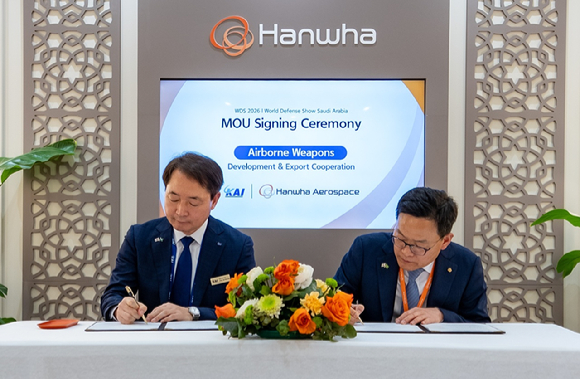손재일 한화에어로스페이스 대표(오른쪽), 차재병 KAI 대표가 지난 9일(현지시간) 사우디아라비아 리야드에서 열린 제3회 세계방산전시회(WDS) 한화 전시관에서 '항공무장 사업협력 업무협약(MOU)'에 서명하고 있다. [사진=한화]
