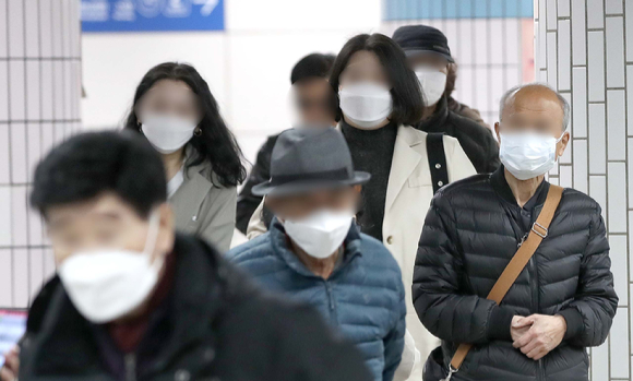 서울 구로구 신도림역에서 시민들이 마스크를 쓰고 있다.  [사진=뉴시스]