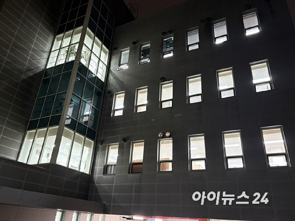 여명구 삼성전자 부사장과 최승호 초기업노조 삼성전자 지부 위원장이 20일 밤 10시 40분경 수원 경기고용노동청에서 열린 노사 대화를 마치고 손을 맞잡고 있다. [사진=권서아 기자]