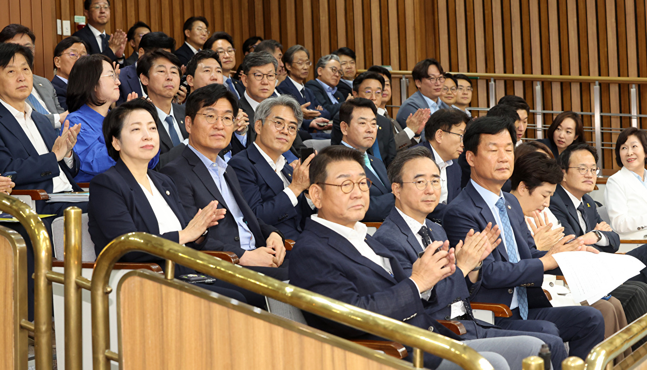 더불어민주당 한병도 대표 직무대행 겸 원내대표가 21일 국회에서 형사소송법 개정을 논의하기 위해 열린 정책의원총회에 참석해 발언하고 있다. 2026.7.21 [국회사진기자단] [사진=연합뉴스]