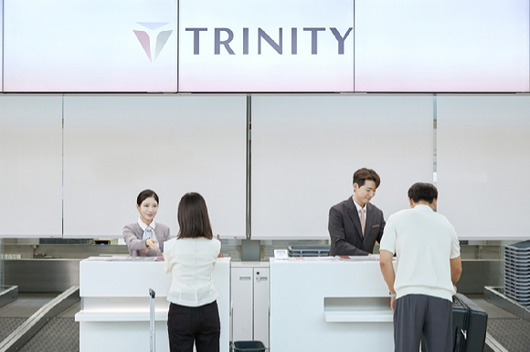 트리니티항공 직원들이 새로운 CI를 적용한 인천국제공항 탑승 수속 카운터에서 고객을 맞이하고 있다. [사진=트리니티항공]