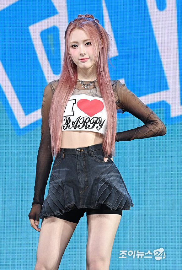 걸그룹 이프아이(ifeye) 원화연이 16일 서울 한남동 블루스퀘어에서 진행된 미니 2집 물결 '낭' Pt.2 'sweet tang(스윗탱)' 쇼케이스에서 포토타임을 갖고 있다. [사진=곽영래 기자]