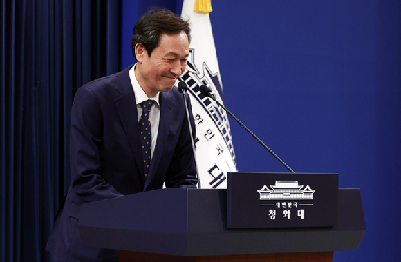 6&middot;3 지방선거 강원도지사 선거 출마를 위해 사직하는 우상호 정무수석이 18일 청와대에서 기자들에게 인사하고 있다. 우 정무수석 후임은 홍익표 전 의원이다. 2026.1.18 [사진=연합뉴스]