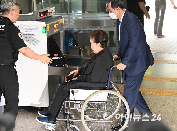 권성동 국민의힘 의원에게 불법 정치자금을 전달한 혐의 등을 받고 있는 한학자 통일교 총재가 22일 서울 서초구 서울중앙지법으로 구속 전 피의자 심문(영장실질심사)에 출석하고 있다. [사진=곽영래 기자]