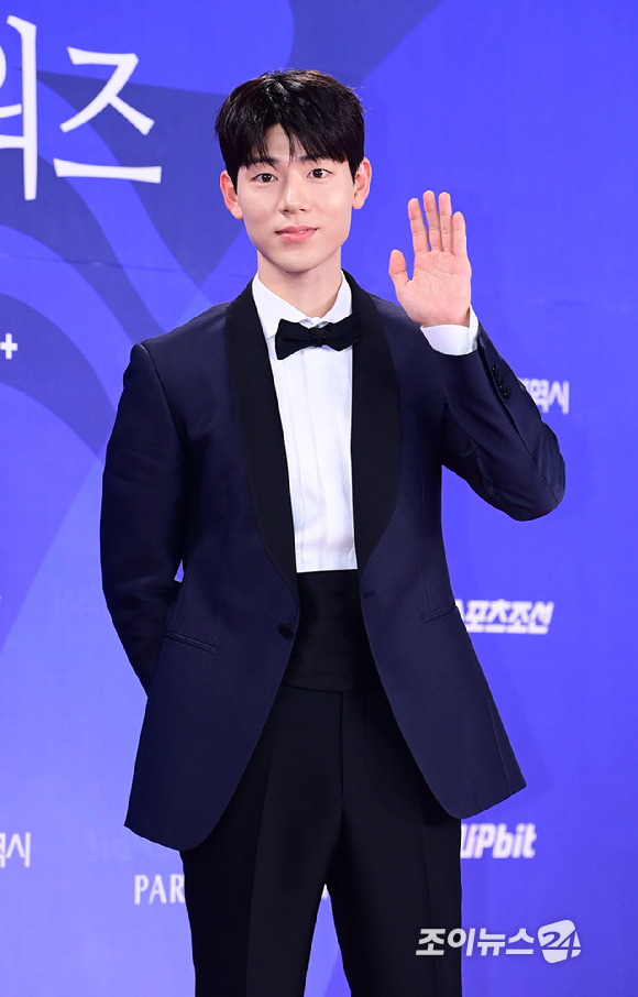 배우 배현성이 18일 오후 인천광역시 파라다이스 시티에서 열린 제4회 청룡시리즈어워즈 레드카펫 행사에 참석하고 있다. [사진=정소희 기자]
