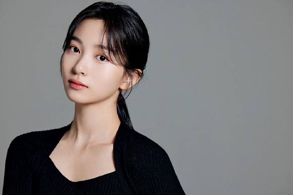 배우 갈소원이 프로필 촬영에서 포즈를 취하고 있다. [사진=YG엔터테인먼트]